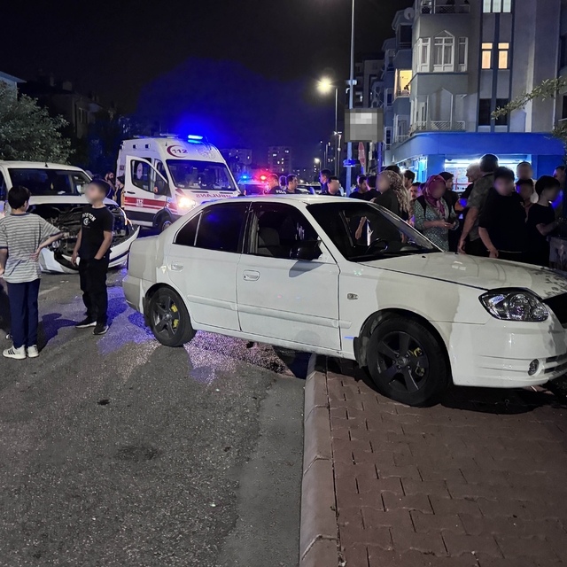 Ticari araçla çarpışan otomobil bina duvarına çarptı