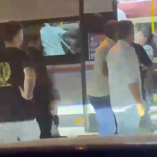Dolmuşta bir kişinin darbedildiği anlar kamerada