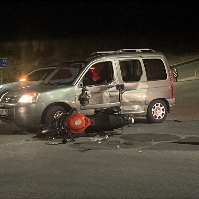 Çorum'da motosiklet ile otomobil çarpıştı: 3 yaralı