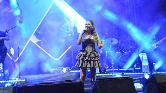 Merve Özbey, Selendi'yi şarkılarıyla coşturdu