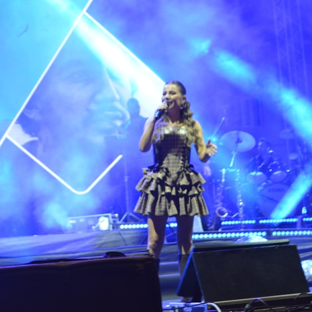 Merve Özbey, Selendi'yi şarkılarıyla coşturdu