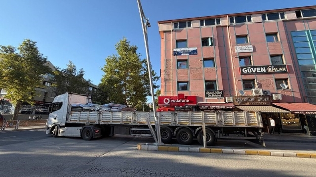 Erzincan'da tırın dorsesi aydınlatma direğine çarptı