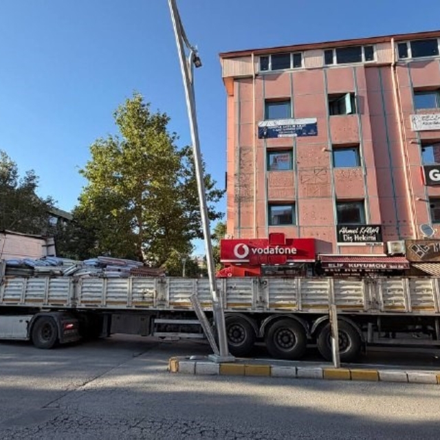 Erzincan'da tırın dorsesi aydınlatma direğine çarptı