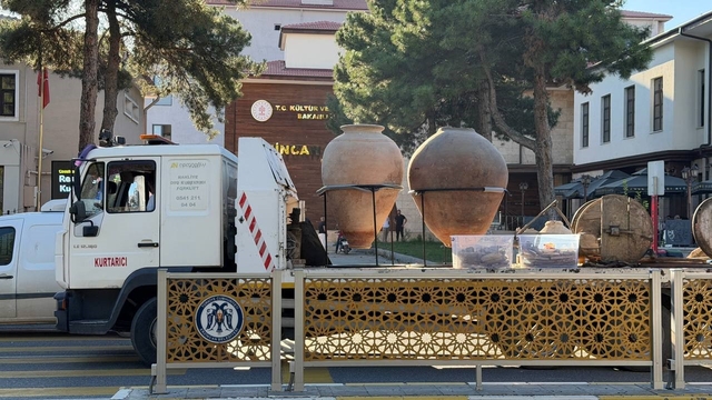 Depreme dayanıksız binadan tarihi eserler çıkarılıyor: Erzincan Müzesine taşınıyor