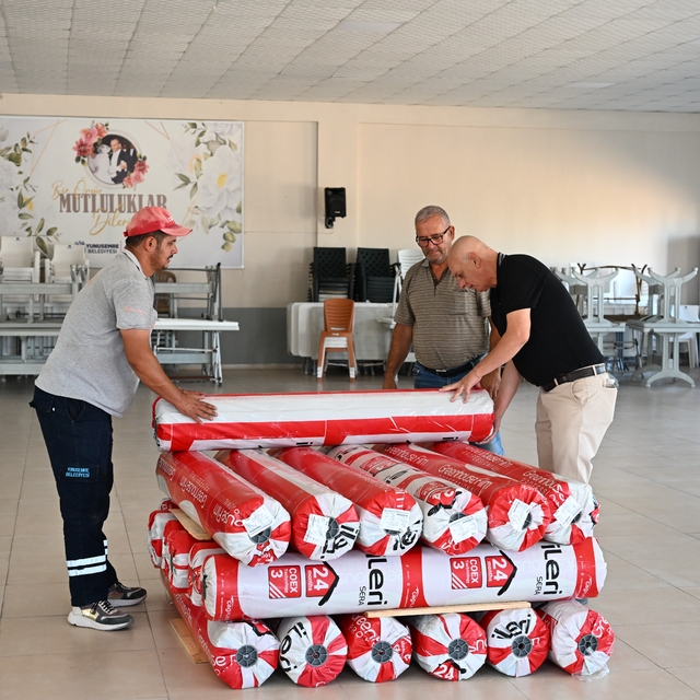 Manisa'da çilek üreticilerine büyükşehirden naylon desteği