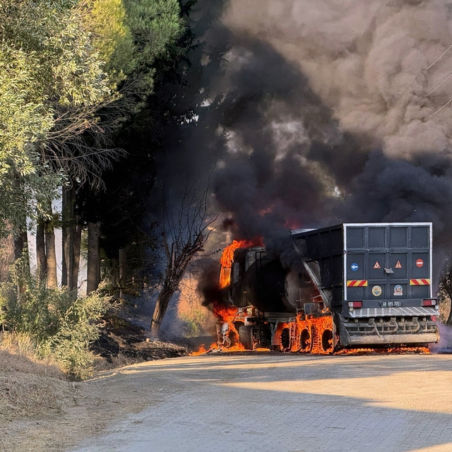 Dalaman Belediyesine ait araç alev alev yandı