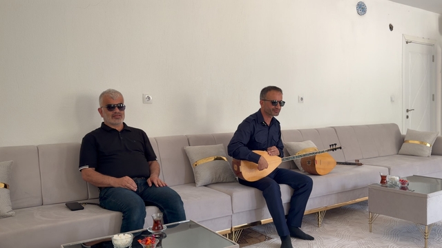 10 yaşındayken gözlerini kaybetti, hiç görmediği bağlamayla geleceğine ışık tuttu
Şırnak'ta yaşayan İsmail Babat, henüz 10 yaşındayken görme yetisini kaybetti
Öğretmeninin yönlendirmesi ile bağlama ile tanışan Babat, zorlu kış şartlarında bile 30 kilometrelik yolu yürüyerek kat etti
Uzun uğraşlar sonucu bağlama çalmayı öğrenen Babat, şimdilerde kendisi gibi görme engelli vatandaşlara bağlama dersi veriyor