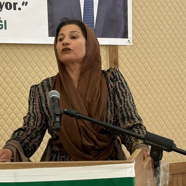 Fistan giyip kürsüye çıkan kadın çiftçi, kadınların yaşadığı sıkıntıları an...