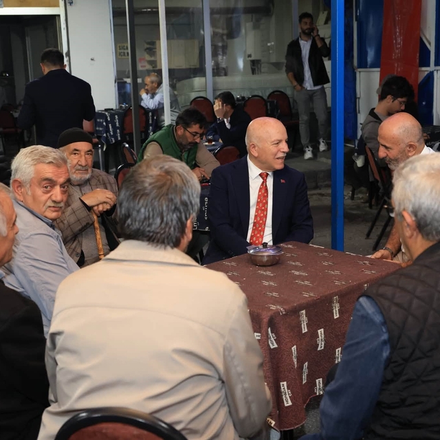 Başkan Sekmen çalışmaları yerinde inceledi, vatandaşla çay içip sohbet etti