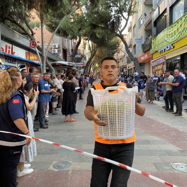 30 kiloluk kelterlerle kıyasıya yarıştılar
Alaşehir'de üzüm festivali renkl...