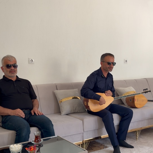 10 yaşındayken gözlerini kaybetti, hiç görmediği bağlamayla geleceğine ışık...