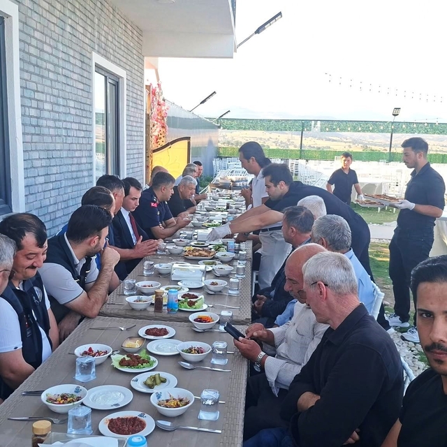 Hisarcık'ta köy muhtarları birlik beraberlik yemeğinde bir araya geldi