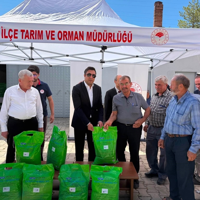 Şaphane'de kiraz ve vişne üreticilerine bordo bulamacı desteği