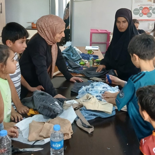 Hakkâri'de minik eller iklim değişikliğine dikkat çekti
