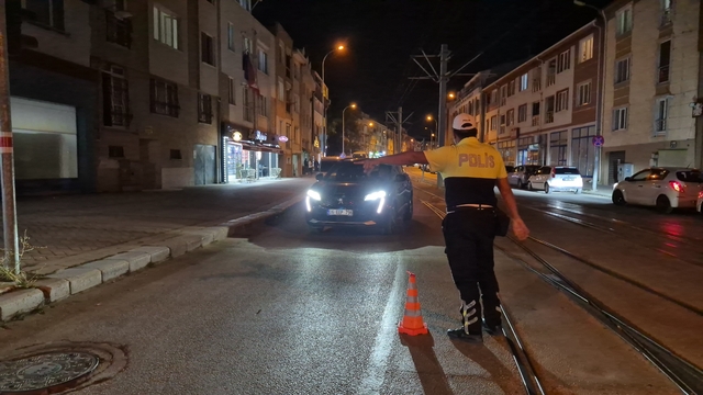 Eskişehir'de 25 polis ekibinin katılımı ile asayiş ve trafik uygulaması
Denetimlerde 10 araç sürücüsüne yaklaşık 75 bin TL ceza kesildi