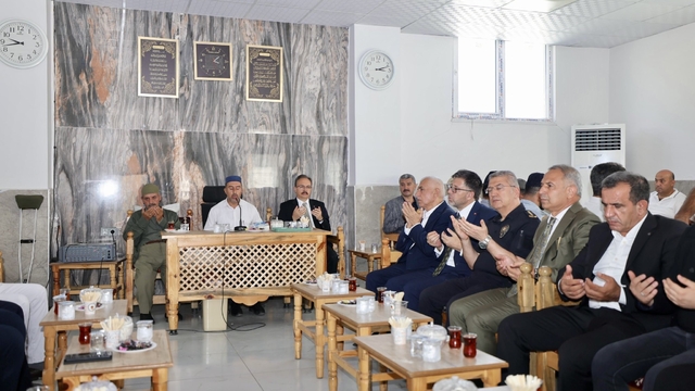 Vali Kızılkaya, kazada hayatını kaybeden iki kuzenin taziyesine katıldı