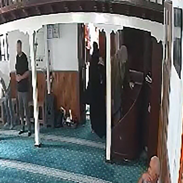 Camiye namaza gelen kadının çantasındaki altınları çaldılar
