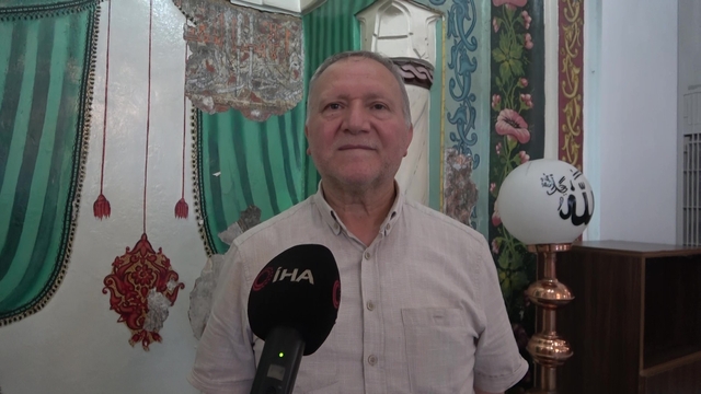 Tarihi camide sıvalar aktı 550 yıllık tarih ortaya çıktı
Tuz Pazarı Camii'nin duvarlarından tarih çıktı, 1961'de boyanan duvarlar dökülünce Osmanlı motifleri ortaya çıktı