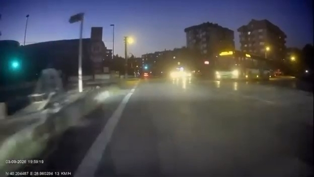 Kırmızı ışıkta geçen otobüs şoförü: "Ne olacak cezamızı çekeriz"
Bursa'da ışık ihlali yapan otobüs şoförü ile motosikletli arasındaki ilginç diyalog kamerada
