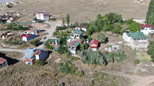 Köye yerleşen kamu emeklisi, köyde kafeye çevirdiği iki katlı evinde vatandaşlara hizmet veriyor
