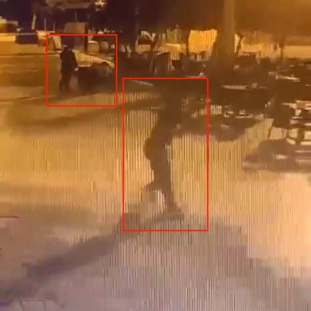 İzmir'de belediyeye ait kafeye silahlı saldırı kamerada