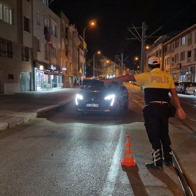 Eskişehir'de 25 polis ekibinin katılımı ile asayiş ve trafik uygulaması
Den...