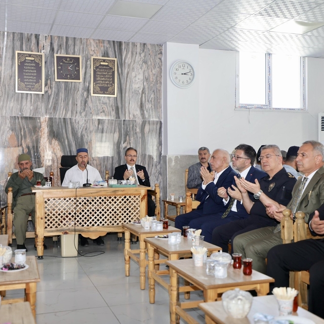 Vali Kızılkaya, kazada hayatını kaybeden iki kuzenin taziyesine katıldı