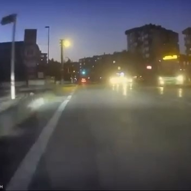 Kırmızı ışıkta geçen otobüs şoförü: "Ne olacak cezamızı çekeriz"
Bursa'da ı...