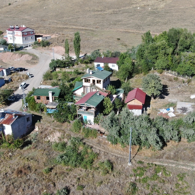 Köye yerleşen kamu emeklisi, köyde kafeye çevirdiği iki katlı evinde vatand...