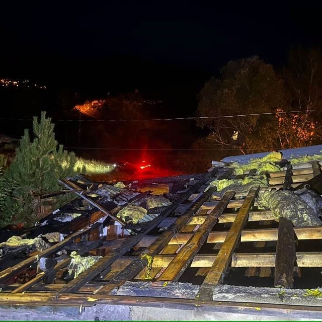 Damlıca köyünde çatı yangını büyümeden söndürüldü