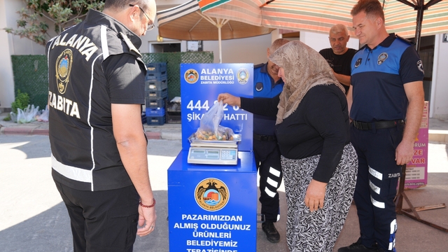 Alanya'da 'güven terazisi' uygulaması başlatıldı
Pazar yerlerindeki kontrol terazileriyle vatandaşlar, satın aldıkları ürünlerin gramajını kontrol edebiliyor