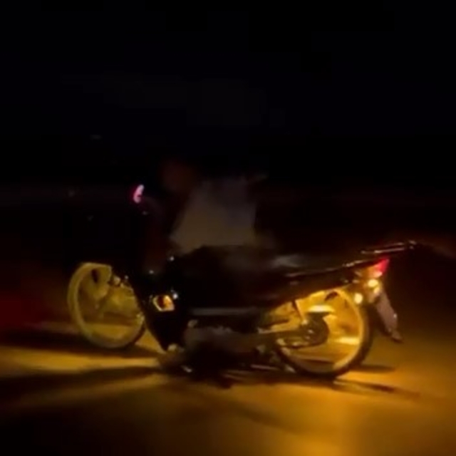 Motosikleti yatarak kullandı, tehlikeli anlar kamerada