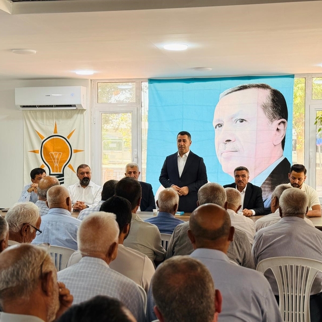AK Parti Gaziantep Milletvekili Bünyamin Bozgeyik, vatandaşlarla bir araya...