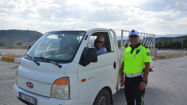 Bulaşık yıkama cezasıyla Türkiye'nin yüzünü güldüren trafik polisi konuştu: "O sıcakta gönlüm el vermedi"
Ceza yememek için yolda eşini indirip sürücüye bulaşık cezası kesen trafik polisi o anları anlattı
Polis ile gülümseten diyaloglara giren sürücü: "Ağır bir ceza vermiş oldu, cezayı affetmesini istiyorum"