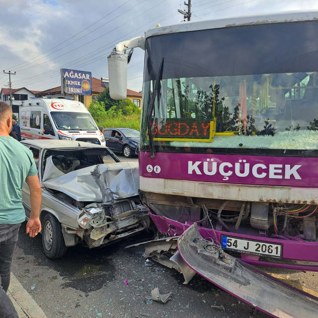 Özel halk otobüsü ile otomobil kafa kafaya çarpıştı: 5 yaralı