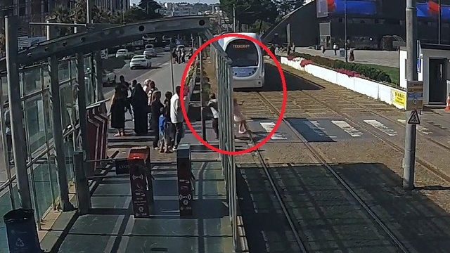 Güvenlik görevlisinden hayat kurtaran müdahale
Yürekleri ağza getiren an kamerada