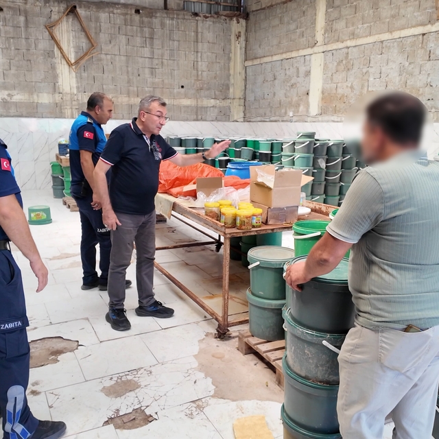 Mersin'de sağlıksız şartlarda üretilen tonlarca turşuya el konuldu