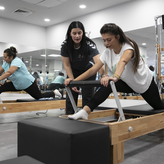 Mersin'de kadınlar ücretsiz pilates kursunda hem spor yapıyor hem sosyalleş...