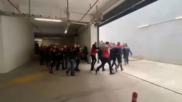 Tekirdağ merkezli dev operasyon: 14 ilde 994 milyon TL'lik vurgun ortaya çıktı
426 kişiyi "yüksek kazanç" vaadiyle dolandırdılar: 994 milyon liralık vurgunda 20 tutuklama
