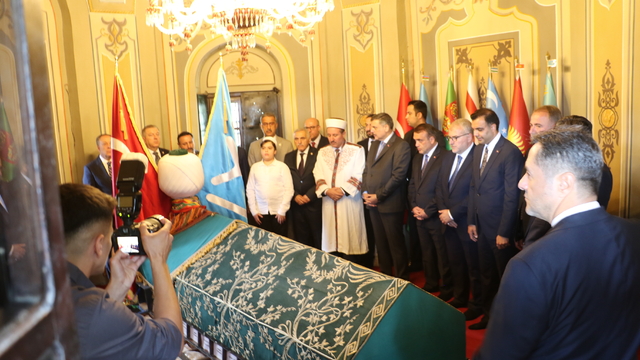 Bakan Çiftçi, Ertuğrul Gazi Türbesi'ni ziyaret etti