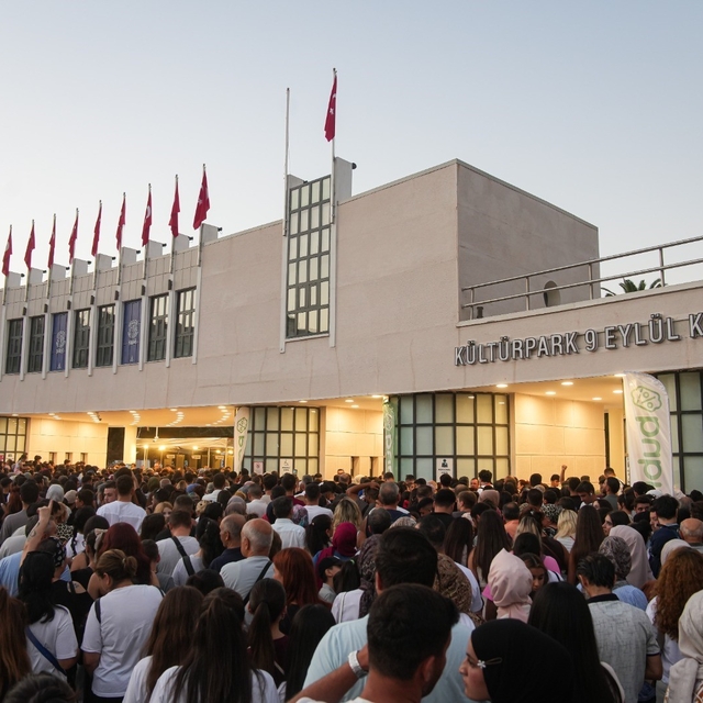 İEF'de kahkaha var