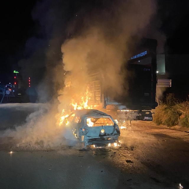Otomobil ile büyükbaş hayvan yüklü tırın çarpışması sonucu yangın çıktı, 4...