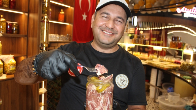 Türkiye'de ilk: Pastırmanın turşusu yapıldı
Turşucu Şerafettin Kaya:
"Pastırmanın turşusunu yaptık, güzel bir etkileşim aldık"
