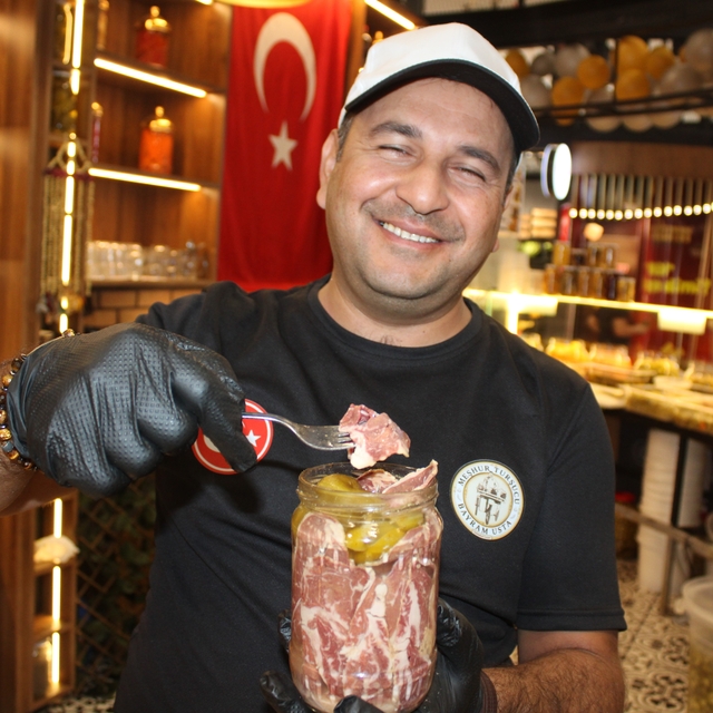 Türkiye'de ilk: Pastırmanın turşusu yapıldı
Turşucu Şerafettin Kaya:
"Pastı...