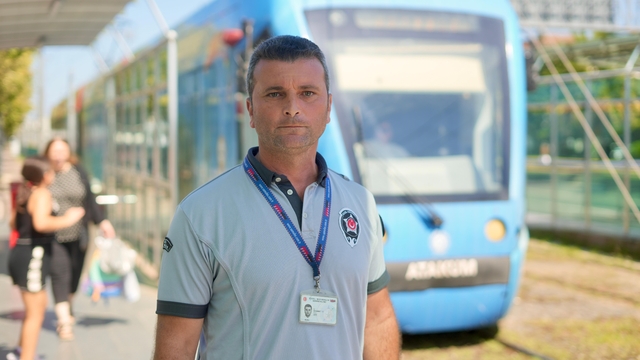 Tramvayın önüne koşan 5 yaşındaki çocuğu kurtaran güvenlik görevlisi konuştu: "Kendi kızım gözümün önüne geldi"