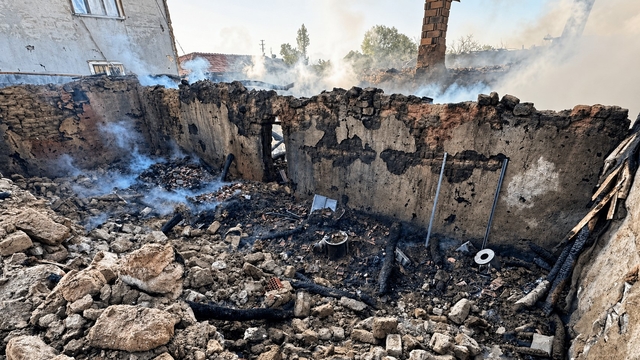 Kırıkkale'de bağ evi ve samanlık yandı
