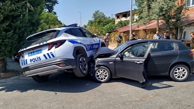 Nazilli'de polis aracı ile otomobil çarpıştı: 2 yaralı