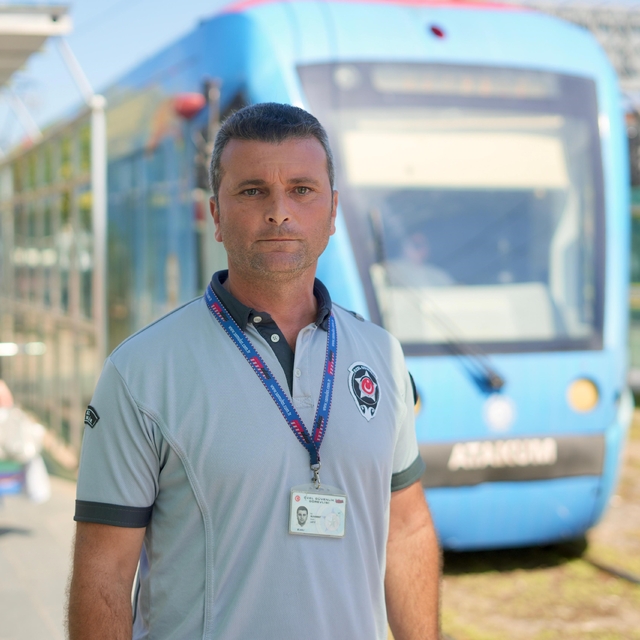 Tramvayın önüne koşan 5 yaşındaki çocuğu kurtaran güvenlik görevlisi konuşt...
