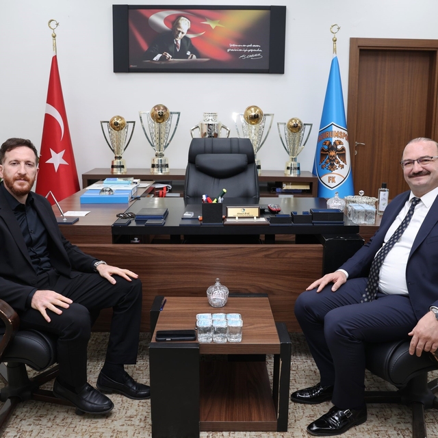 Rektör Hacımüftüoğlu'ndan Erzurumspor'a destek ziyareti