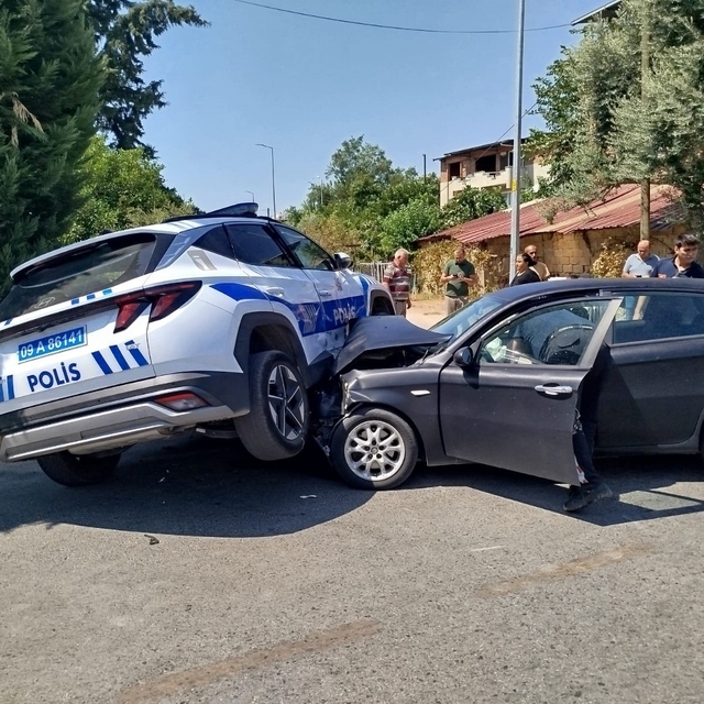 Nazilli'de polis aracı ile otomobil çarpıştı: 2 yaralı